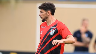 Com saídas e lesões, Athletico acelera estreia de reforços