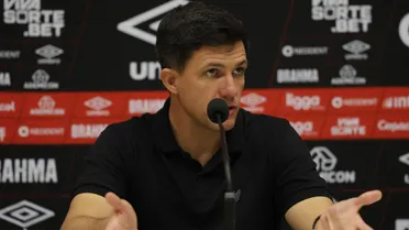 Barbieri mexeu e remexeu no fraco time do Athletico e foi vaiado no final