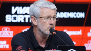 “Coincidência”: Odair fala sobre tropa de colombianos no Athletico e critica número de estrangeiros