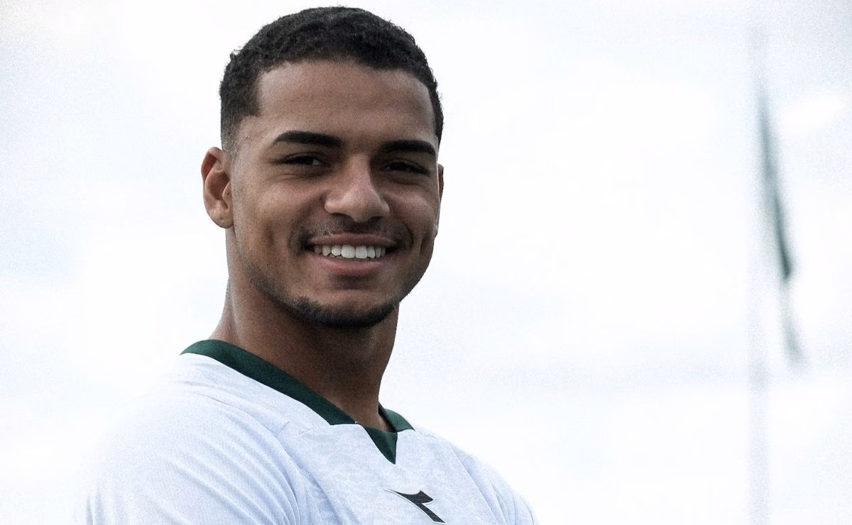 Renato Marques posa com a camisa do Coritiba após ser anunciado