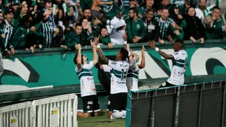Coxa responde após mau momento e conquista vitória estratégica contra o Coelho