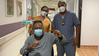 Ainda internado, Pelé dá ‘soco no ar’ para celebrar recuperação: “A cada dia melhor”