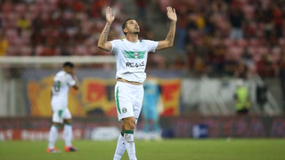 De volta à posição de origem, Bruno Melo marca primeiro gol pelo Coritiba e recebe elogios de Jorginho