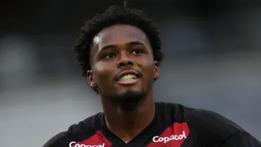 Artilheiro na base e carrasco do Coritiba assina primeiro contrato profissional no Athletico