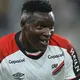 Athletico bate o Botafogo com brilho de Viveros e encosta no Flamengo