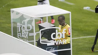 O VAR continua um desastre no futebol brasileiro