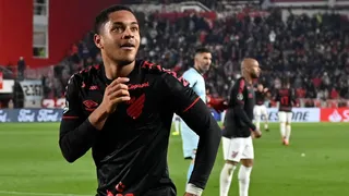 Tá em choque? Vitor Roque choca argentinos e leva o Athletico de volta às semis