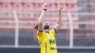 Léo Gamalho acerta com rival do Coritiba na Série B