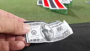 Com Petraglia em cédula de dinheiro, torcedores do Athletico protestam antes de decisão