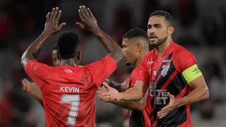 Lateral brilha, salva pele de Barbieri e dá vitória ao Athletico na Série B