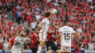 Athletico, desatento, cede empate. Coritiba, atento, também empata