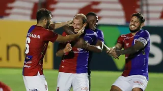 Paraná vence o CSA, quebra jejum na Vila e ainda “respira” na Série B