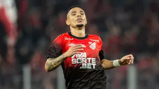 Artilheiro do Athletico no ano completa dois meses de jejum