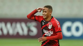 Atual artilheiro, Vitinho engata sequência como titular no Athletico