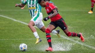 O futebol brasileiro precisa de vacina. Contra calendário, gramados e árbitros ruins… urgente!