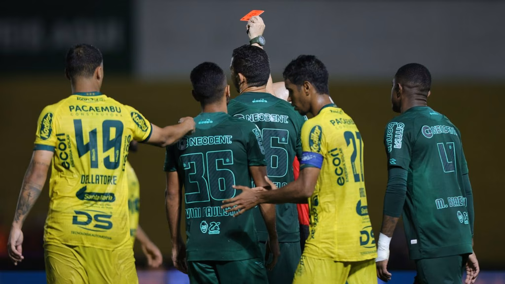 vini-paulista-expulso-mirassol-coritiba-serie-b