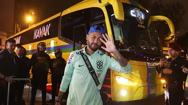 Seleção brasileira desembarca em Lima com recepção calorosa antes de duelo com o Peru