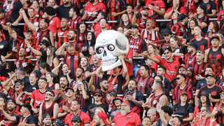 O atleticanismo de Petraglia acabou. Com o dedo do meio para a torcida e ingresso de R$150