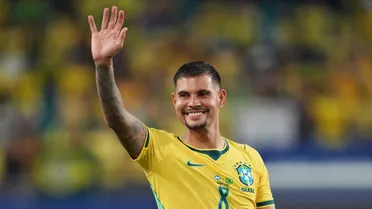 Destaque na Copa, Bruno Guimarães recebe oferta milionária de gigante europeu