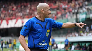 Árbitro relata 11 expulsões em Coritiba x Athletico e cita racismo contra Léo Pelé