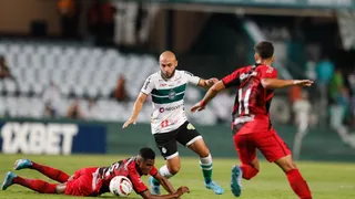 Régis testa positivo para Covid-19 e desfalca Coxa na Copa do Brasil