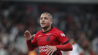 Com data da ida para o Barcelona indefinida, Athletico aguarda Vitor Roque em reta final