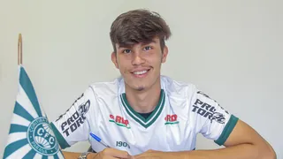 Coritiba renova contrato com meia destaque da base até 2023