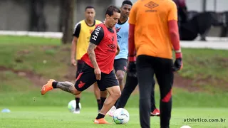 Athletico divulga imagem de Jadson em treino com o time principal