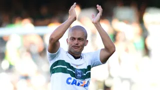 Ídolo do Coritiba, Alex completa 49 anos e recebe homenagens pelo Brasil