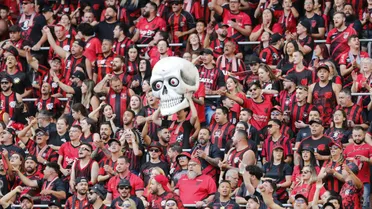 Torcedor do Athletico faz rifa solidária com itens históricos de ex-campeão