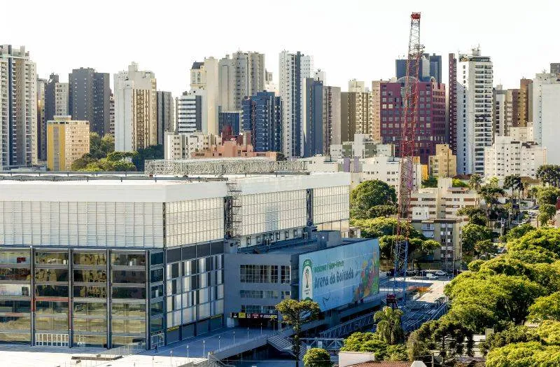 A Arena da Baixada recebe, aos poucos, o teto retrátil: previsão é de o Caldeirão estar tampado em março. (Hugo Harada/ Gazeta do Povo)