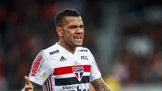 Athletico faz proposta para contratar Daniel Alves, diz jornalista argentino