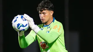 Bruninho Samudio, filho de Eliza Samudio, defende pênalti pela seleção brasileira; assista