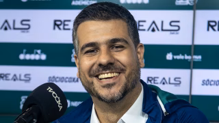 CEO do Coritiba fala em atraso do Atlético-MG e revela  admiração por Petraglia: “Dá a cara a tapa”