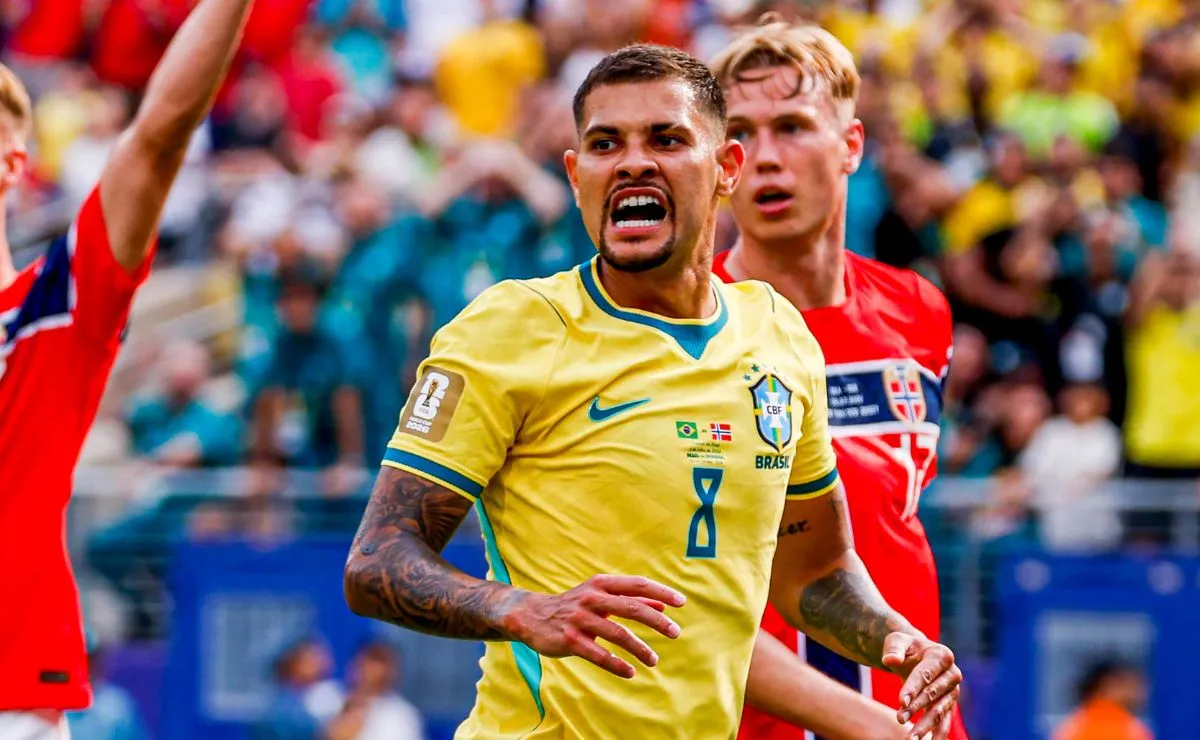 Bruno Guimarães lamenta durante a derrota do Brasil para a Noruega nas oitavas de final da Copa do Mundo.