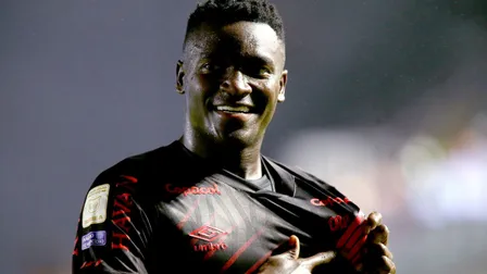 Athletico quebra tabu histórico pelo Brasileirão e afunda o Santos na ZR
