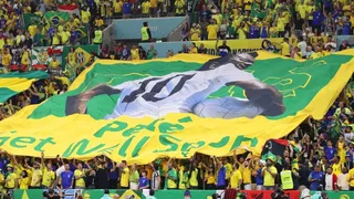 Torcida brasileira homenageia Pelé com bandeirão contra Camarões