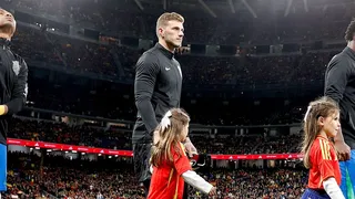 Na mira de europeus, Bento é vazado, mas tem boa atuação em empate da seleção