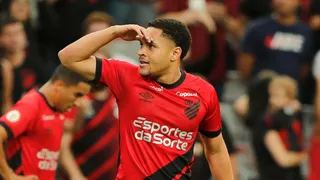 Athletico negocia Vitor Roque com Barcelona e avante pode seguir na Baixada por mais um ano