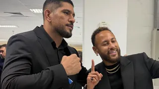 Poatan faz ação com Neymar e ajuda leilão a arrecadar R$ 310 mil
