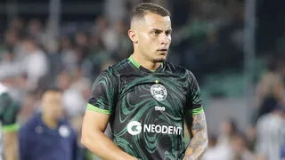 Coritiba encaminha venda de volante e troca de zagueiro com o Fortaleza