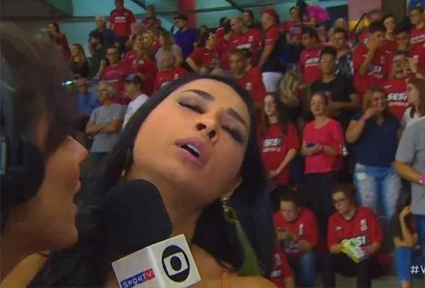 Jaqueline desaba em frente ao microfone