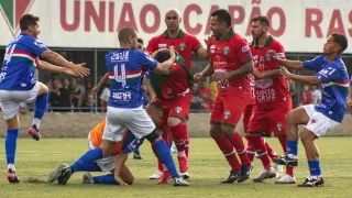 Árbitro expulsa 20 jogadores em confusão generalizada na Taça Paraná