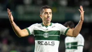 Coritiba prepara saída de jogadores e inicia busca no mercado de olho em 2026