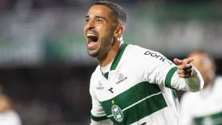 Coritiba recebe a Chapecoense de olho na liderança; veja as escalações