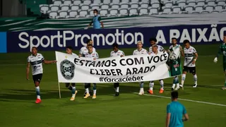 Coxa entra com faixa para ídolo: “Cléber Arado, estamos com você”