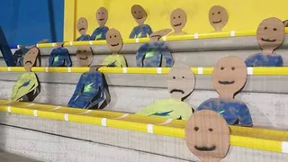 Torcida fake: bonecos de papel disfarçam ausência de público