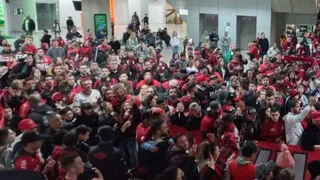 Torcida lota aeroporto para recepcionar Athletico finalista da Libertadores