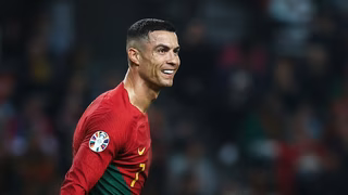 Cristiano Ronaldo ganha estátua de corpo inteiro em seu próprio museu