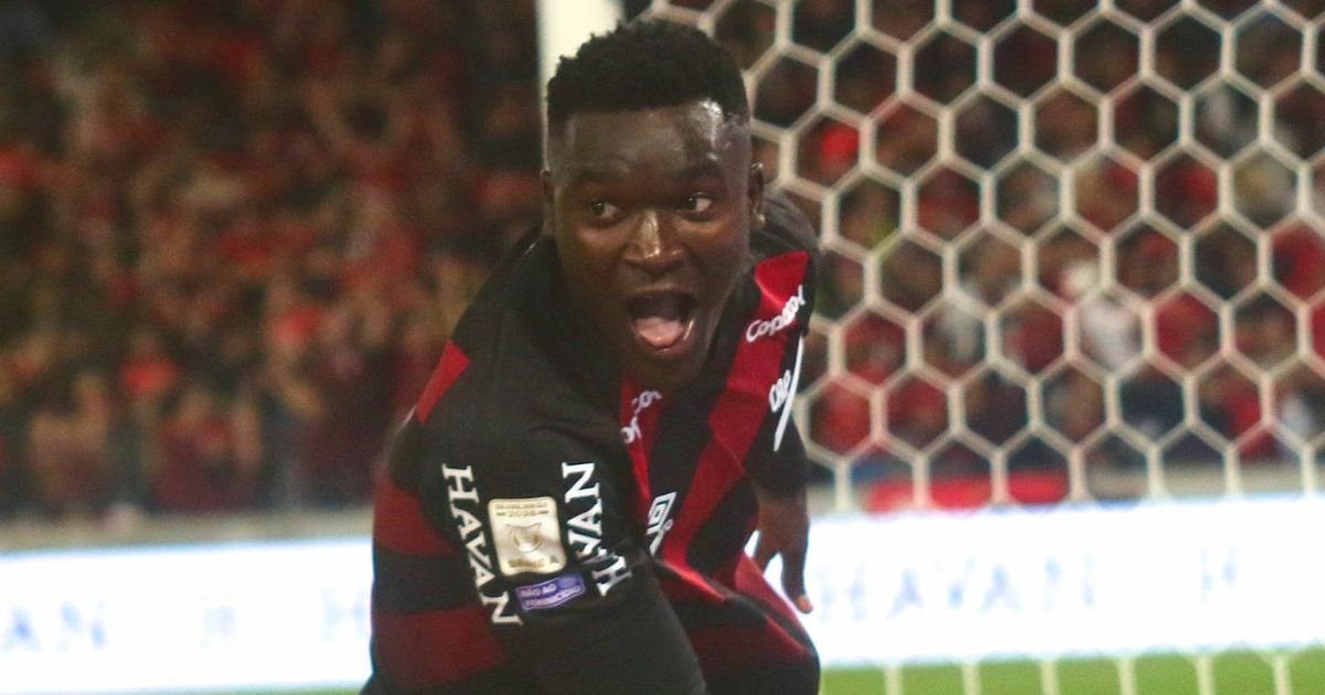 Athletico garante vitória dramática e se mantém no G4 do Brasileirão